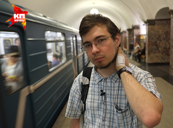 Молодой инженер вживил в руку проездной на метро (4 фото)