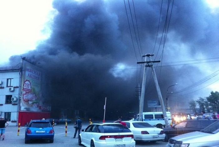 В Иркутске горит торговый центр (фото + видео)