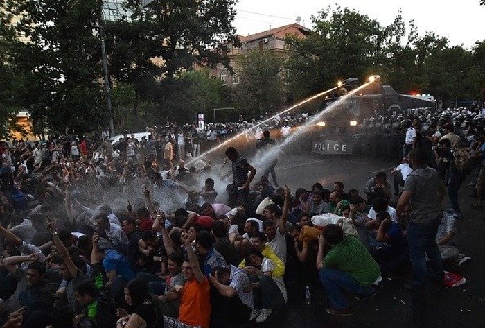В Ереване произошли стычки между полицией и демонстрантами, протестующими против повышения цен на электроэнергию (14 фото + видео)