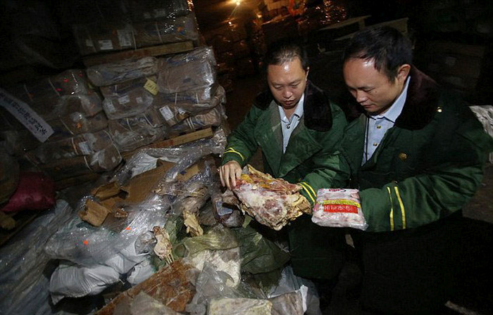 В Китае изъяли 100 000 тон мяса, отдельным партиям которого более 40 лет (5 фото)