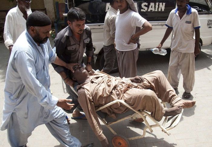 В Пакистане из-за аномальной жары скончалось почти 700 человек (17 фото)