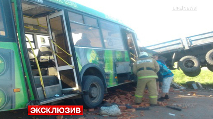 Под Омском пассажирский автобус столкнулся с «КамАЗом»: 16 человек погибли, 11 ранены (5 фото)