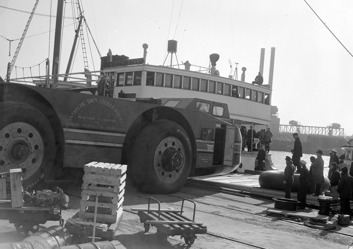 «Вездеход» Antarctic Snow Cruiser, ставший провалом американцев в освоении Антарктиды (16 фото) «Вездеход» Antarctic Snow Cruiser, ставший провалом американцев в освоении Антарктиды (16 фото)