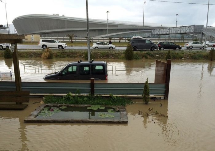 Из-за сильного ливня в Сочи произошло наводнение (47 фото + видео)
