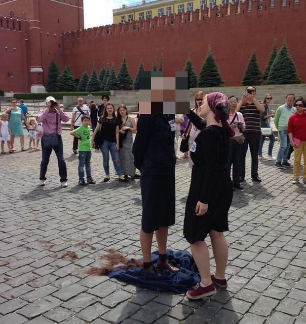 В центре Москвы за перформанс с бритьем головы наголо была задержана активистка Катрин Ненашева (2 фото)