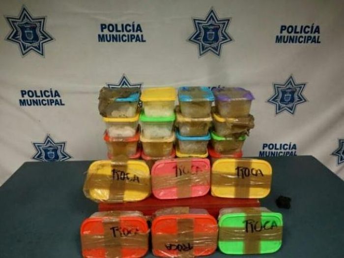 Контрабандисты намеревались переправить наркотики из Мексики в США на моторизированной доске для серфинга (6 фото)
