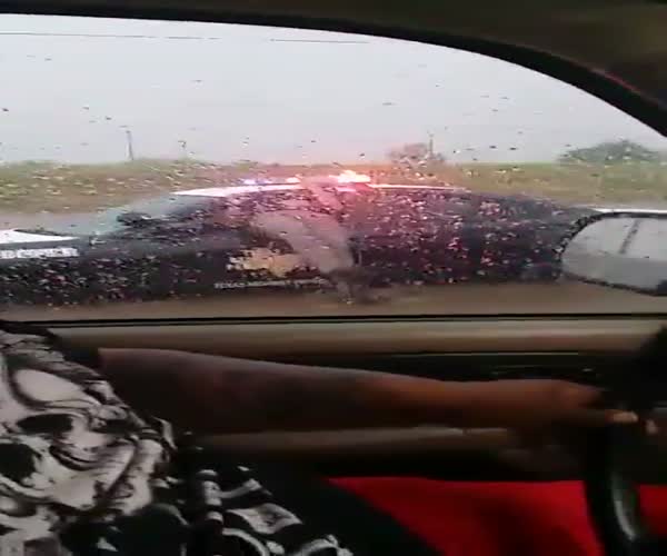 Полицейский застрял в окне автомобиля