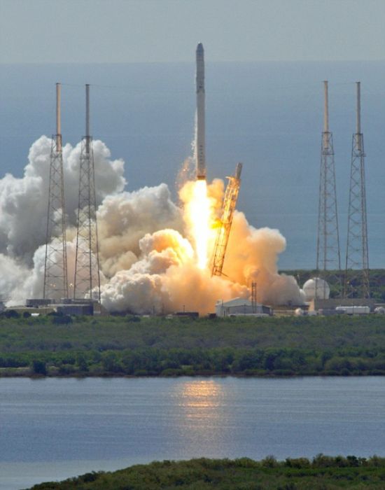 Ракета Falcon 9 взорвалась спустя 2 минуты после старта (9 фото + видео)