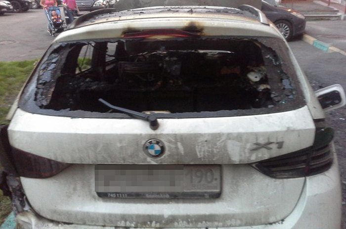 В Москве от рук неизвестных лиц сгорел кроссовер BMW X1 (4 фото)