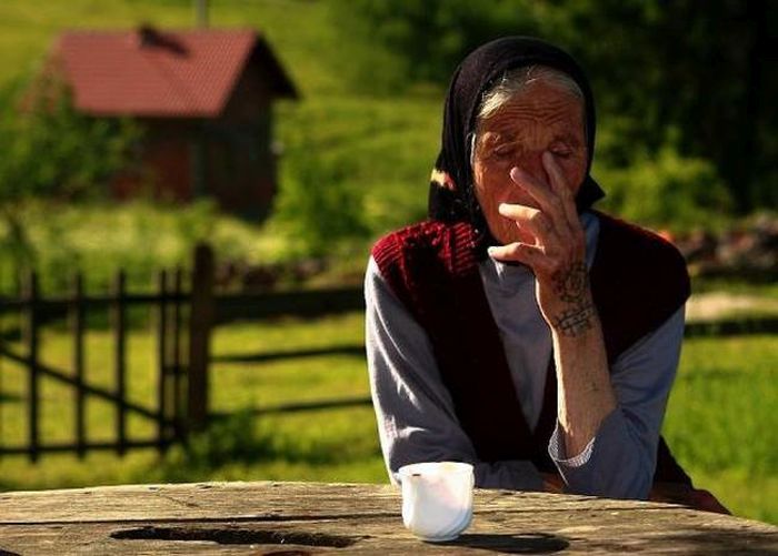Хорватские бабушки с татуировками на руках (9 фото)