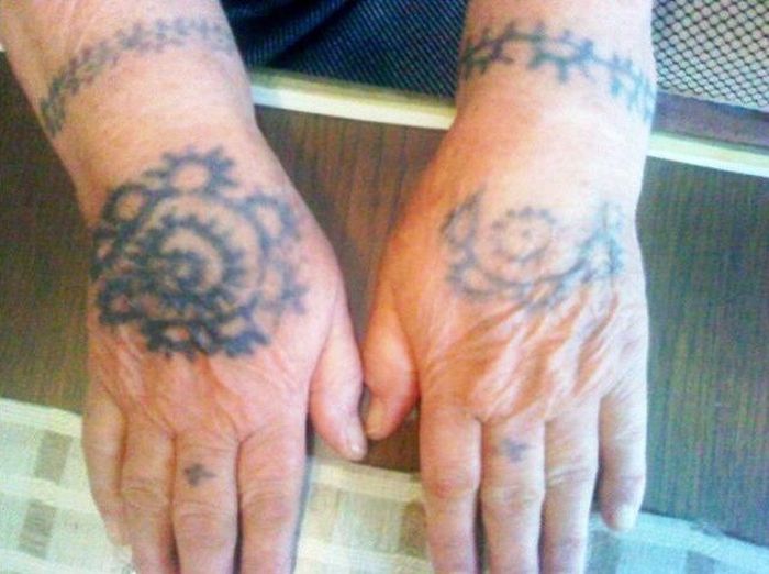 В TikTok завирусился ролик, как бабушка с внучкой сделали парные татуировки