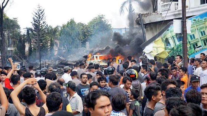 В Индонезии военно-транспортный самолет упал на отель и жилые дома