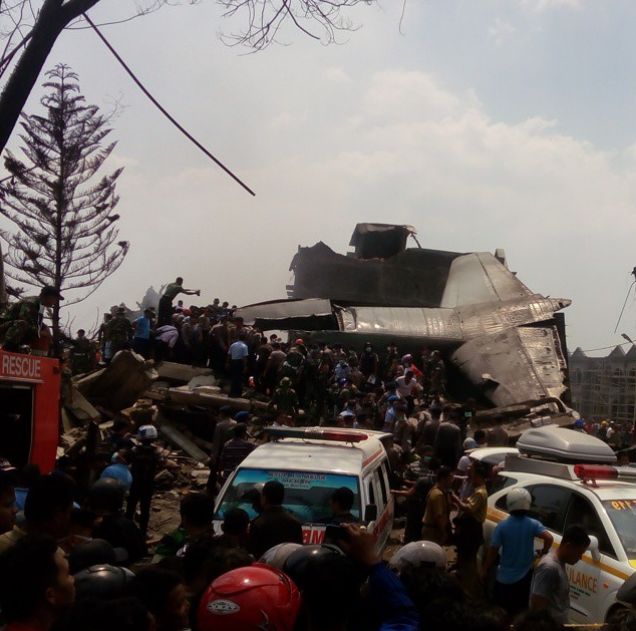 В Индонезии военно-транспортный самолет упал на отель и жилые дома