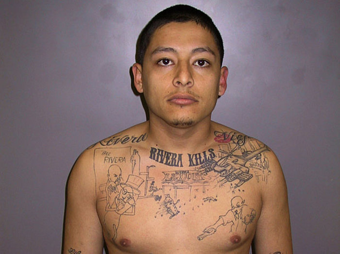 Татуировка на теле заключенного Энтони Гарсиа из банды Pico Rivera со сцено...