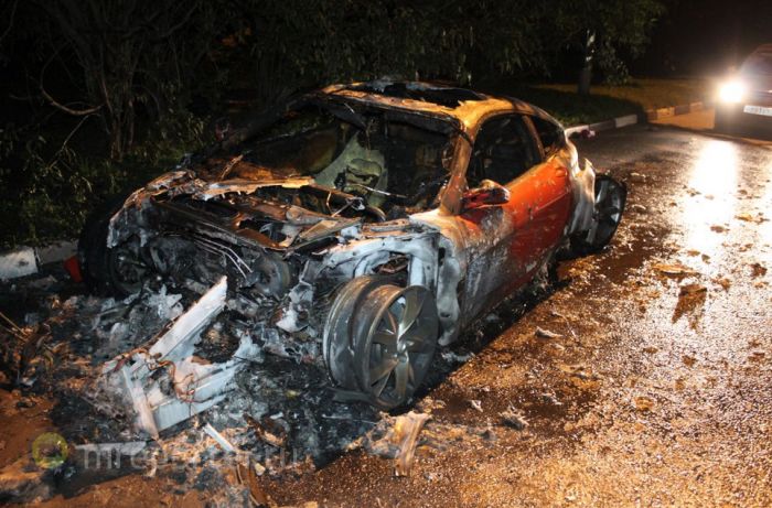 В Бирюлево сгорел спорткар Ferrari F430 (10 фото)