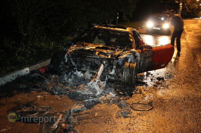 В Бирюлево сгорел спорткар Ferrari F430 (10 фото)