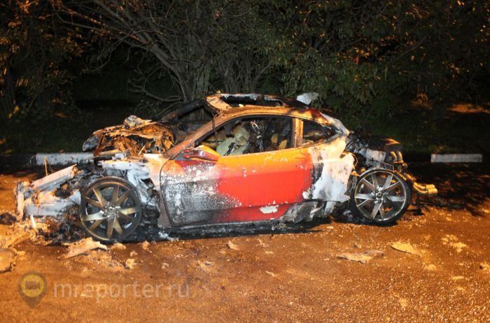В Бирюлево сгорел спорткар Ferrari F430 (10 фото)