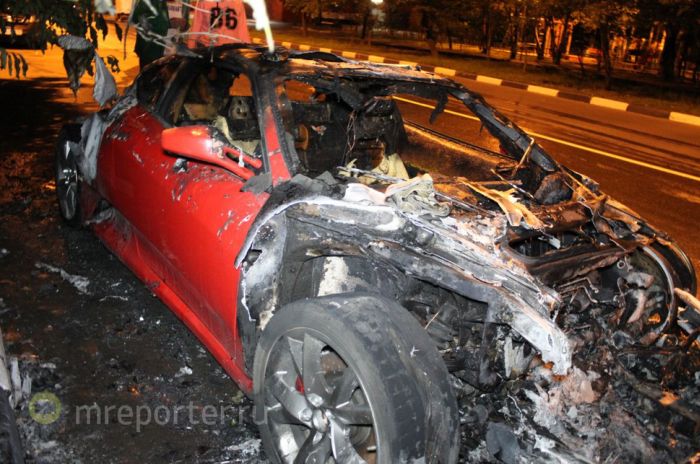 В Бирюлево сгорел спорткар Ferrari F430 (10 фото)