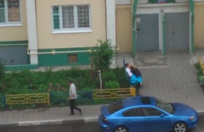 В Воронеже выпускники занялись сексом прямо во дворе многоэтажки (3 фото + видео)
