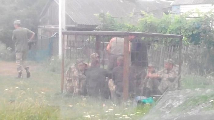 Пьяных военнослужащих украинской армии посадили в клетку-вытрезвитель (2 фото + видео)
