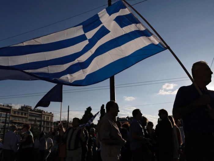 Продавец обуви из Лондона собирает средства для спасения Греции от дефолта (2 фото)