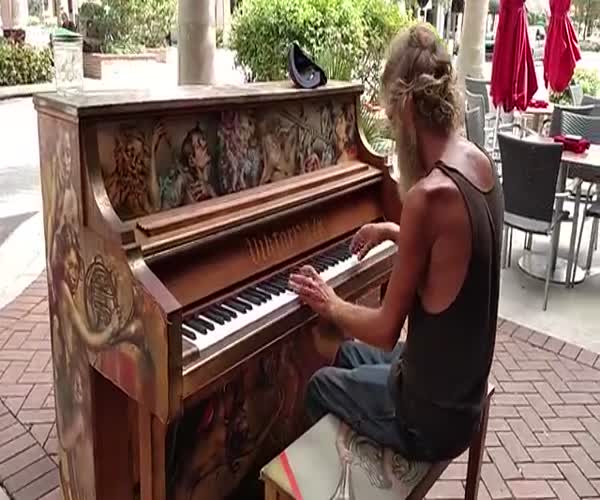 Бездомный играет на пианино