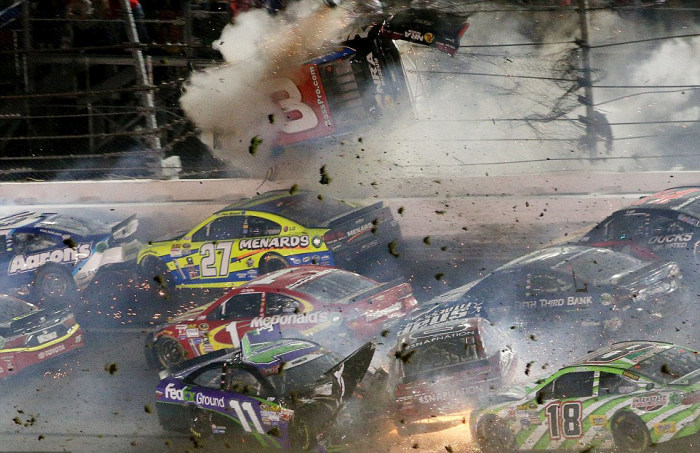 Гонщик NASCAR Остин Диллон попал в страшную аварию, отделавшись лишь ушибами (12 фото + видео) Гонщик NASCAR Остин Диллон попал в страшную аварию, отделавшись лишь ушибами (12 фото + видео)
