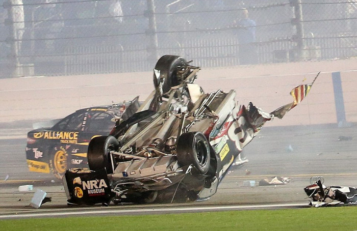 Гонщик NASCAR Остин Диллон попал в страшную аварию, отделавшись лишь ушибами (12 фото + видео) Гонщик NASCAR Остин Диллон попал в страшную аварию, отделавшись лишь ушибами (12 фото + видео)