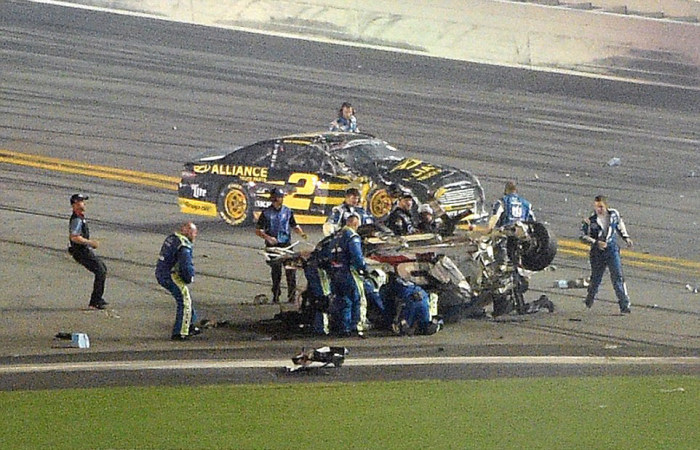Гонщик NASCAR Остин Диллон попал в страшную аварию, отделавшись лишь ушибами (12 фото + видео) Гонщик NASCAR Остин Диллон попал в страшную аварию, отделавшись лишь ушибами (12 фото + видео)