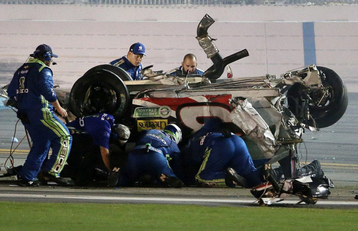 Гонщик NASCAR Остин Диллон попал в страшную аварию, отделавшись лишь ушибами (12 фото + видео) Гонщик NASCAR Остин Диллон попал в страшную аварию, отделавшись лишь ушибами (12 фото + видео)