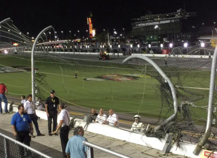 Гонщик NASCAR Остин Диллон попал в страшную аварию, отделавшись лишь ушибами (12 фото + видео) Гонщик NASCAR Остин Диллон попал в страшную аварию, отделавшись лишь ушибами (12 фото + видео)