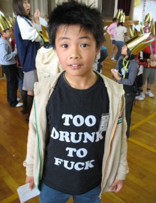 Азиаты и забавные надписи на их футболках (28 фото)