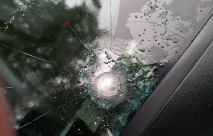 Две пули в лобовом стекле стали расплатой за неправильную парковку (3 фото)