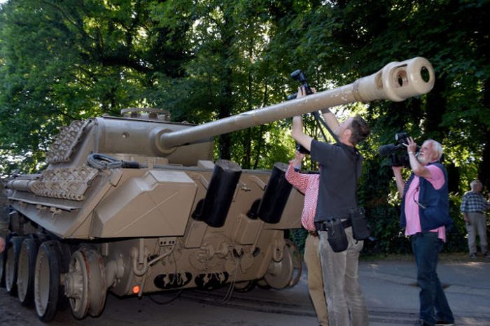 В подвале пожилого немца обнаружили танк «Пантера» (9 фото)