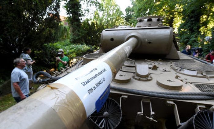 В подвале пожилого немца обнаружили танк «Пантера» (9 фото)