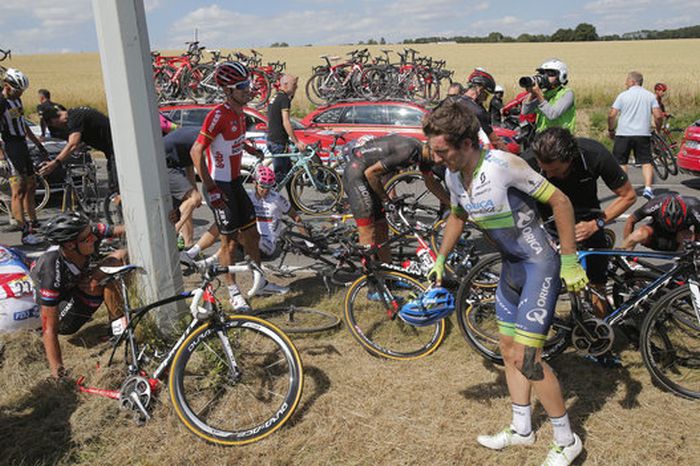 На третьем этапе велогонки «Тур де Франс» произошел массовый завал (13 фото + видео)