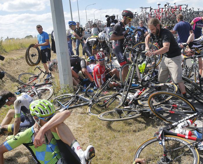 На третьем этапе велогонки «Тур де Франс» произошел массовый завал (13 фото + видео)