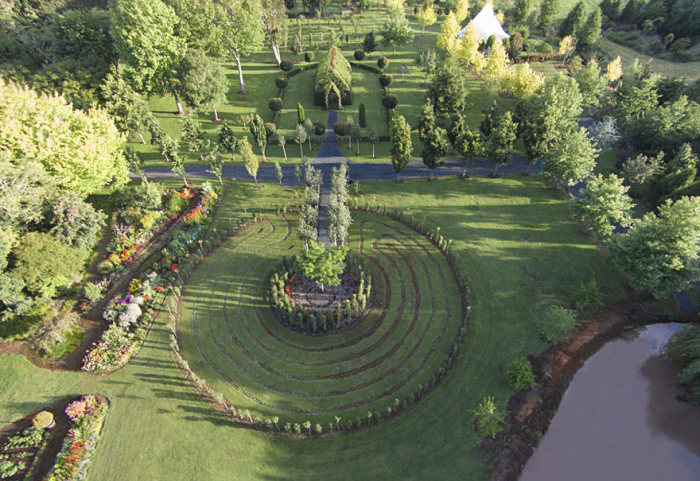 Житель Новой Зеландии вырастил церковь в своем саду (7 фото)