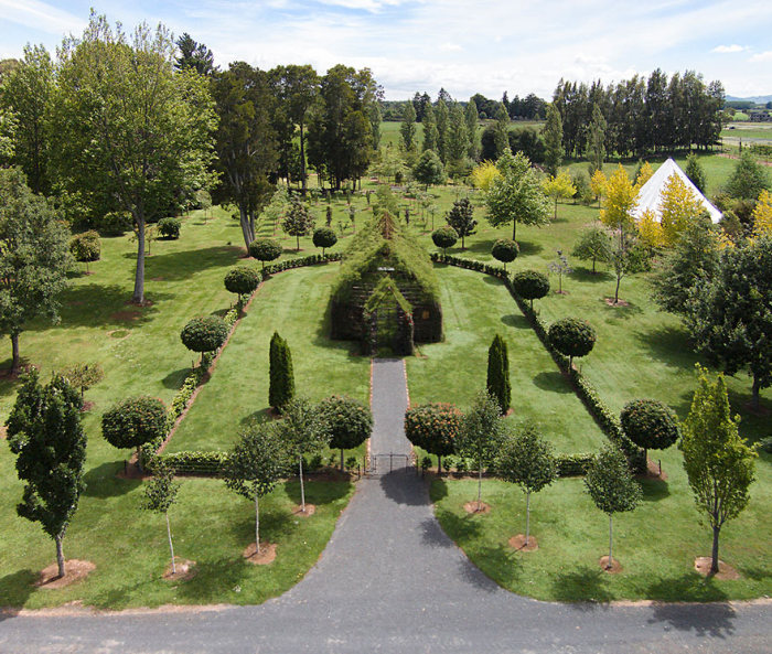 Житель Новой Зеландии вырастил церковь в своем саду (7 фото)