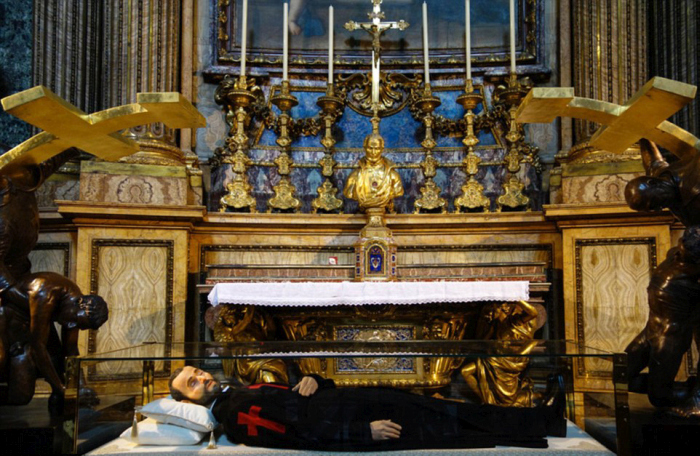 Нетленные тела в итальянских церквях (13 фото)