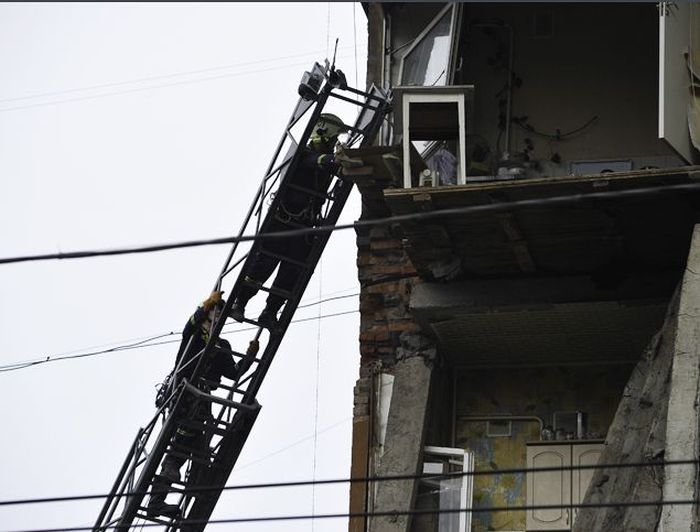 В Перми выясняют причины обвала подъезда 5-этажного дома (15 фото)