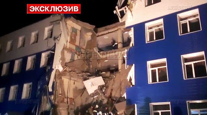 На окраине Омска обрушилась казарма ВДВ. 23 человека погибли, 19 ранены (8 фото)