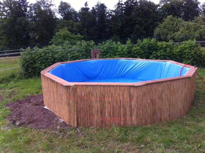 Самодельный бассейн из деревянных поддонов (6 фото)