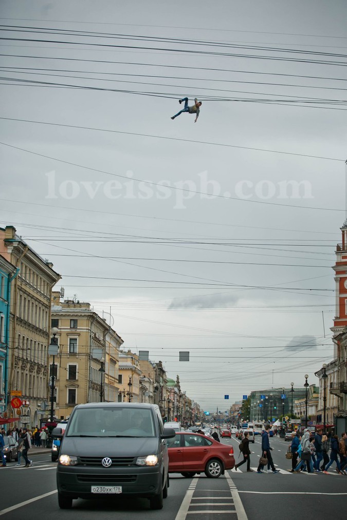 Питерский экстремал на руках пересек Невский проспект по оптоволоконным кабелям (4 фото + видео)