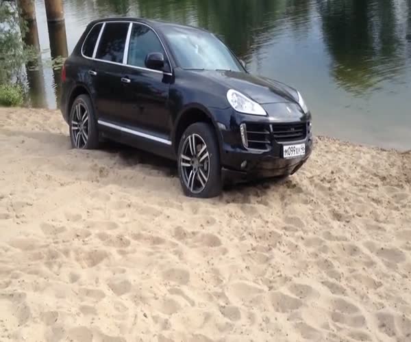 Porsche Cayenne застрял на пляже