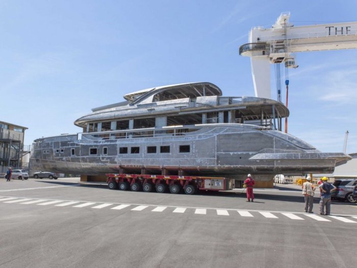 Перемещение яхты стоимостью 17 миллионов евро (11 фото)