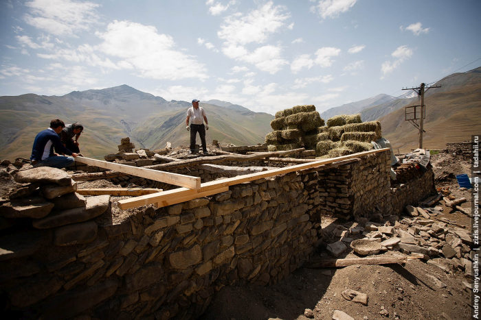 Как строят дома в одной из горных деревень Азербайджана (22 фото)