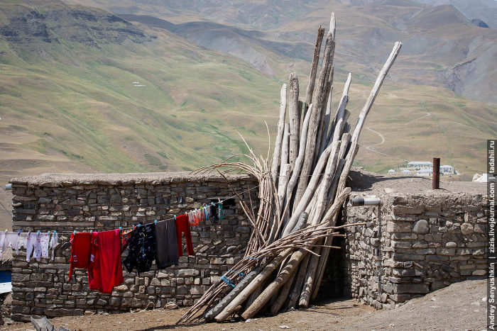 Как строят дома в одной из горных деревень Азербайджана (22 фото)
