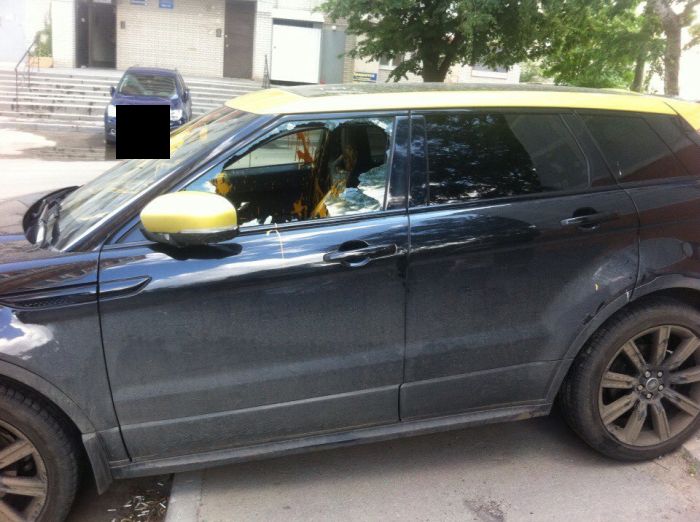 В Ростове-на-Дону злоумышленники облили краской салон кроссовера Range Rover Evoque (7 фото)