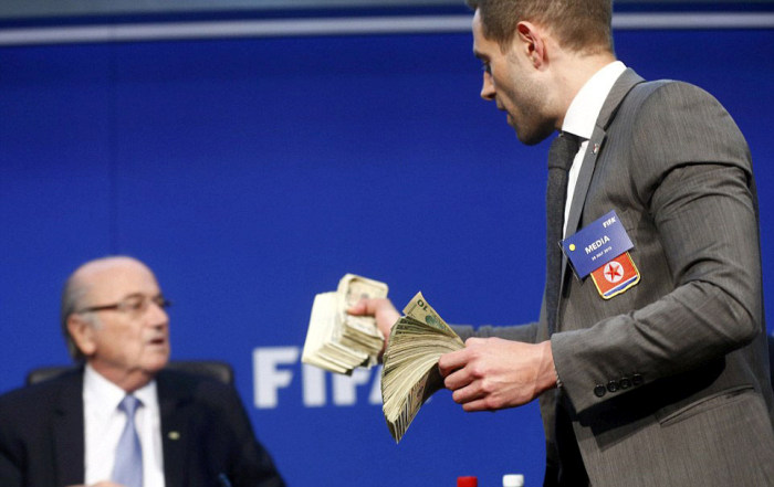 Комик Саймон Бродкин (Ли Нельсон) бросил пачку денег в главу ФИФА Йозефа Блаттера (8 фото)
